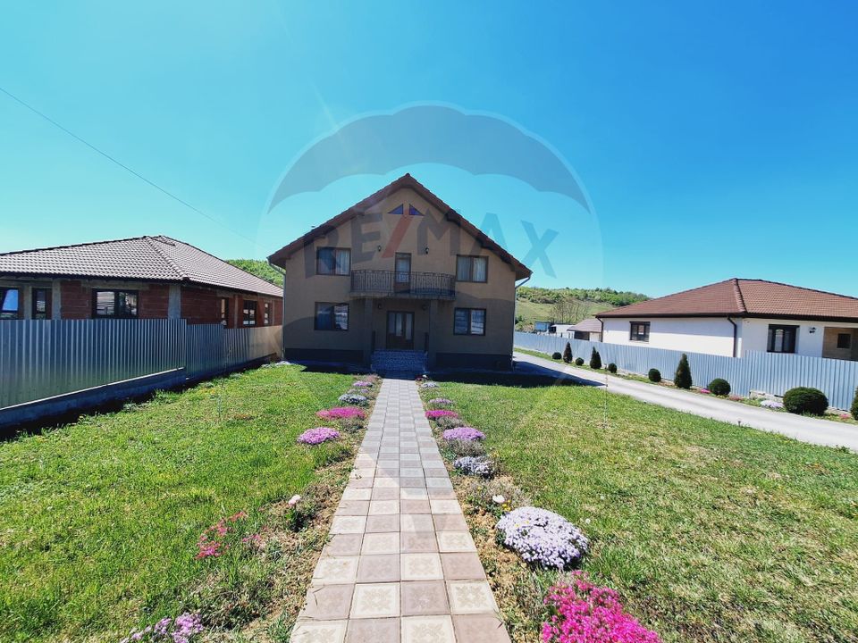 Casă / Vilă cu 5 camere de vânzare la 12-15 minute de Oradea