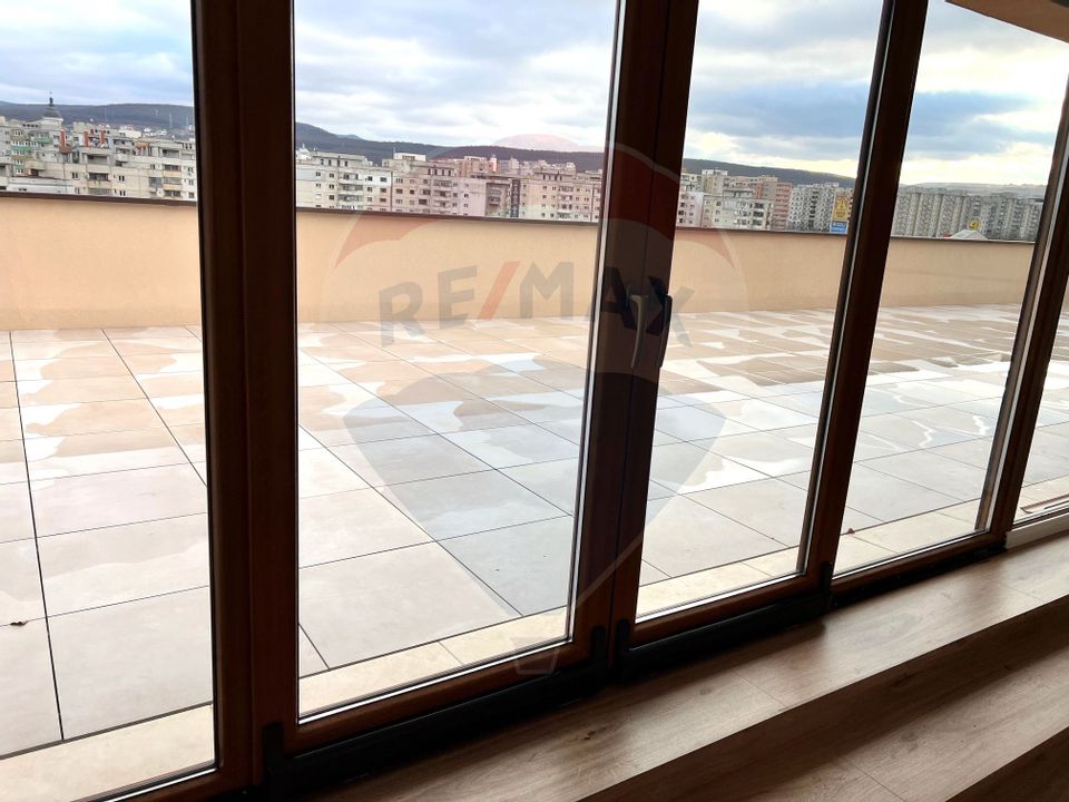 De închiriat Penthouse cu view spectaculos, 215 mp, terasa 130 mp