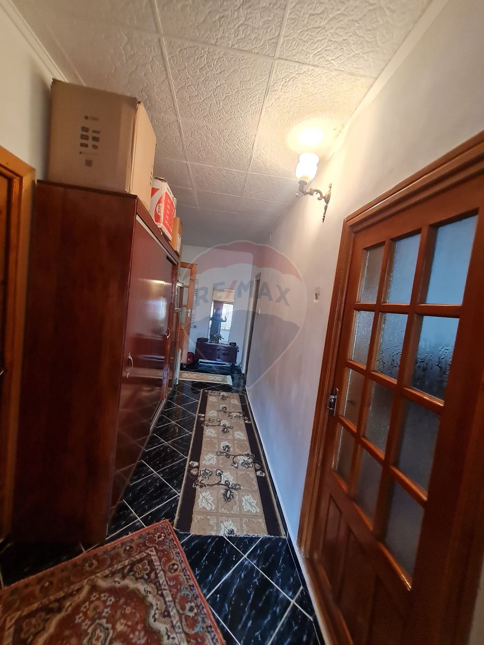 Casă cu 5 camere de vanzare la strada Principala