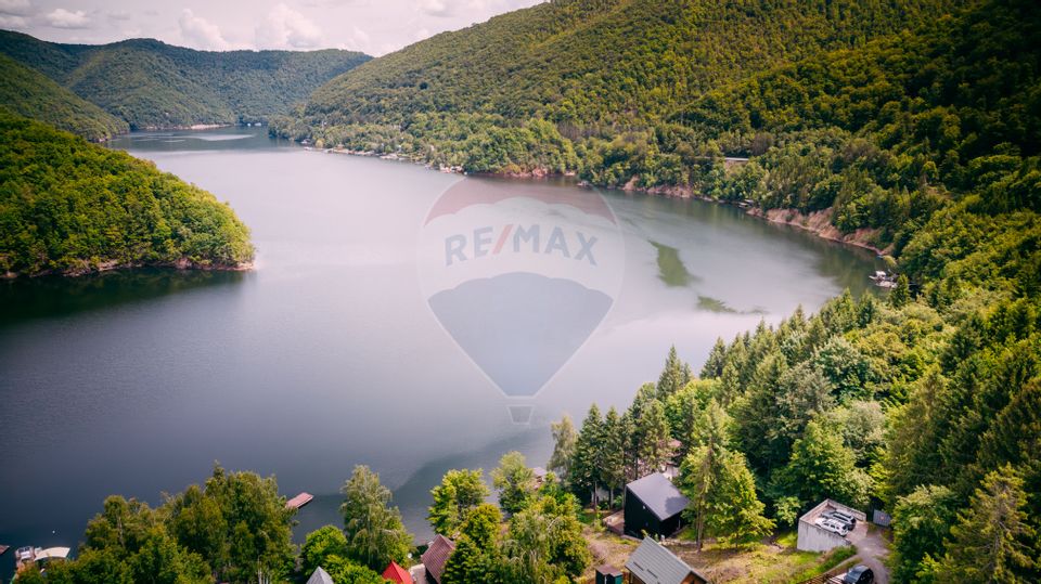 Vanzare casa de vacanta cu ponton privat la lac Tarnita
