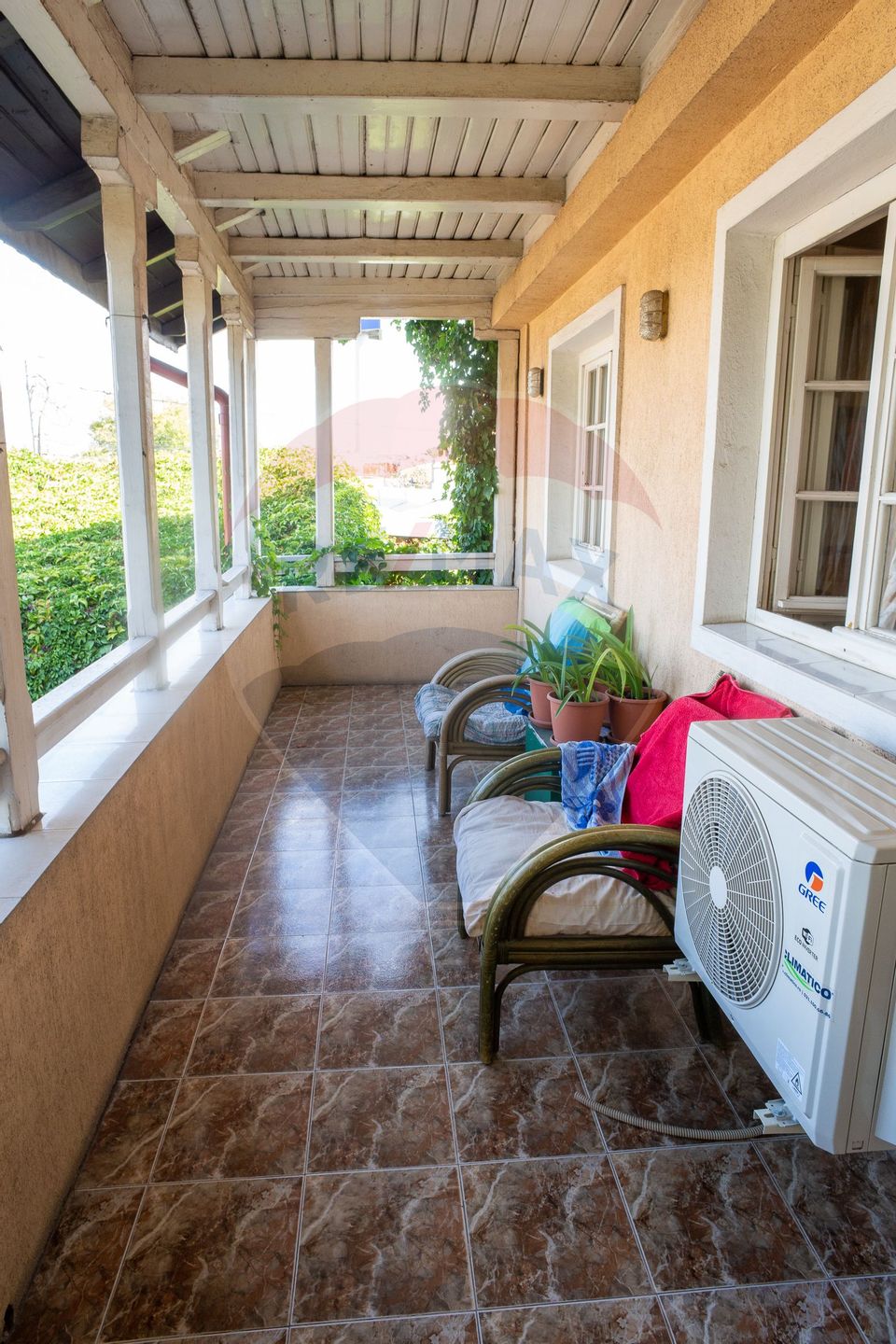 Casă / Vilă cu 10 camere si teren generos, Sos. Salaj