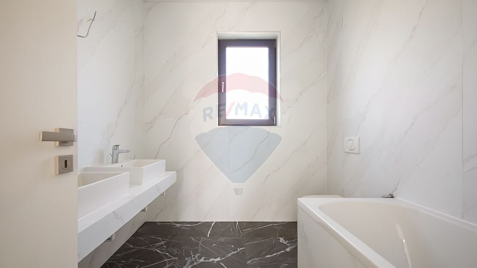 Casă  cu 5 camere de vânzare, Hălchiu