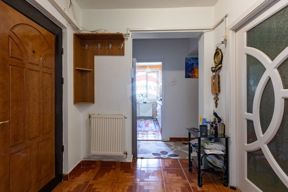 Apartament decomandat cu 2 camere de vânzare, str. Cornișa Bistriței