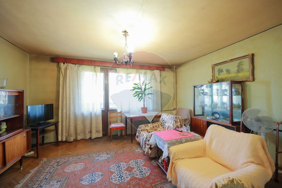 Apartament cu 4 camere de vânzare în zona Dacia