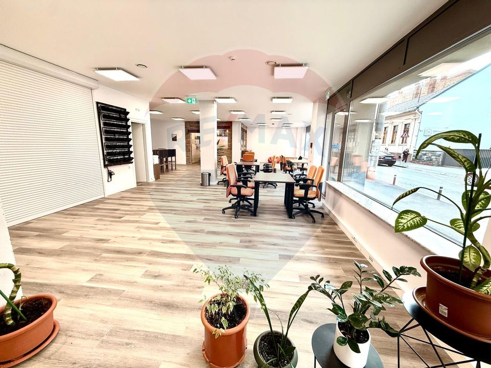 De închiriat spațiu Comercial/ de Birouri modern, Central