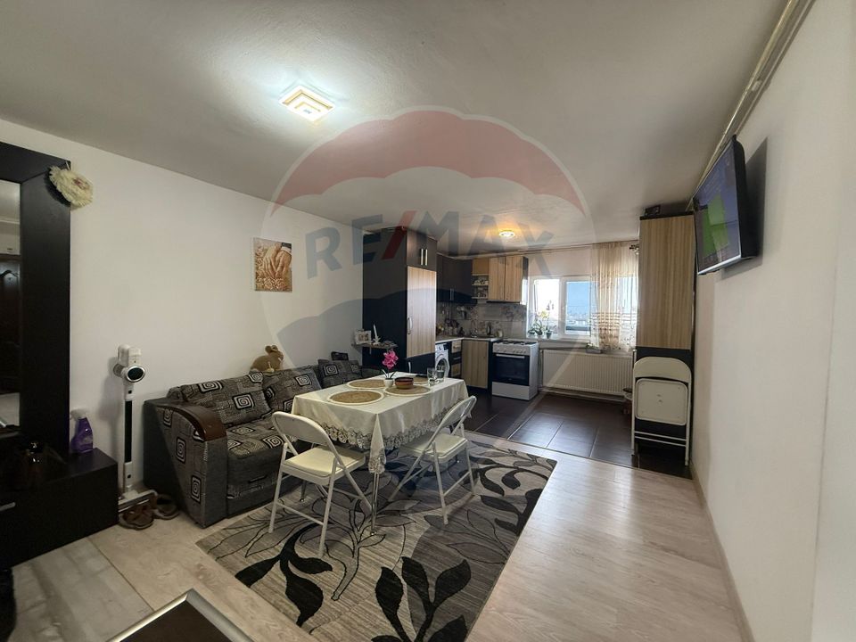 Apartament cu 3 camere de vânzare în zona Lapus
