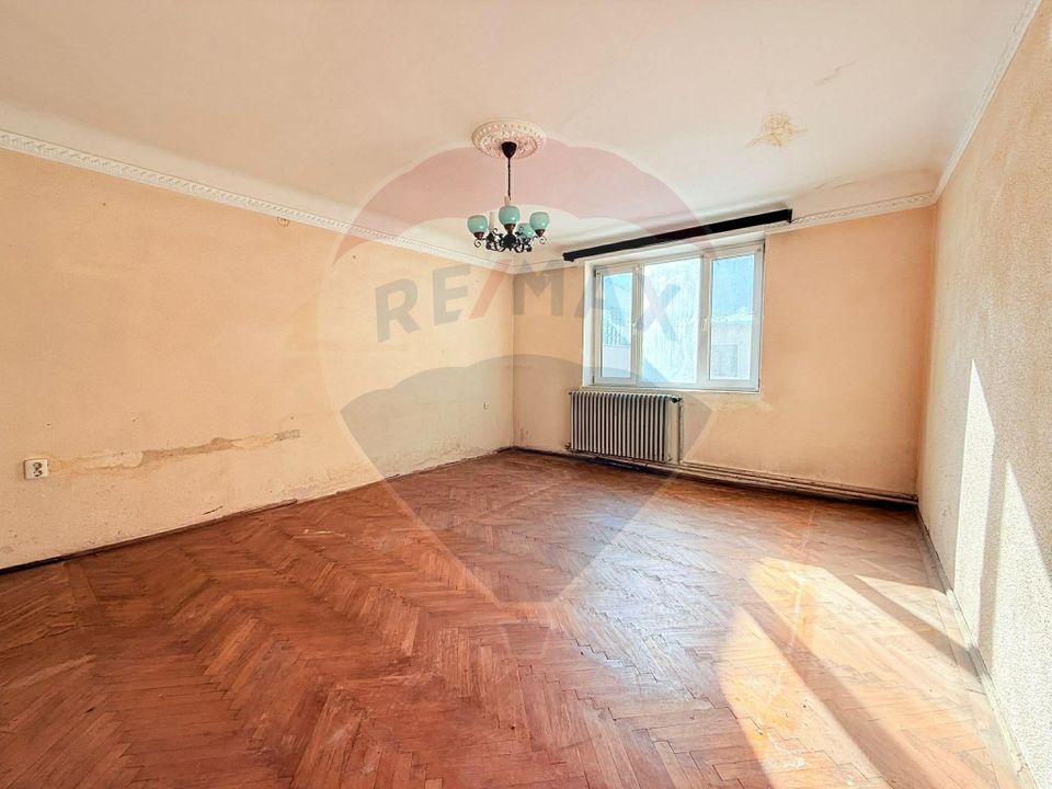 Casă de vanzare cu curte | 4 camere | Zona Gorjului | Teren generos