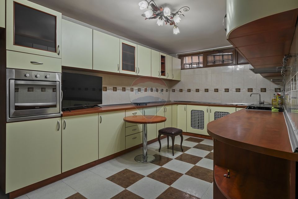 Casă / Vilă cu 6 camere de închiriat în zona Nord