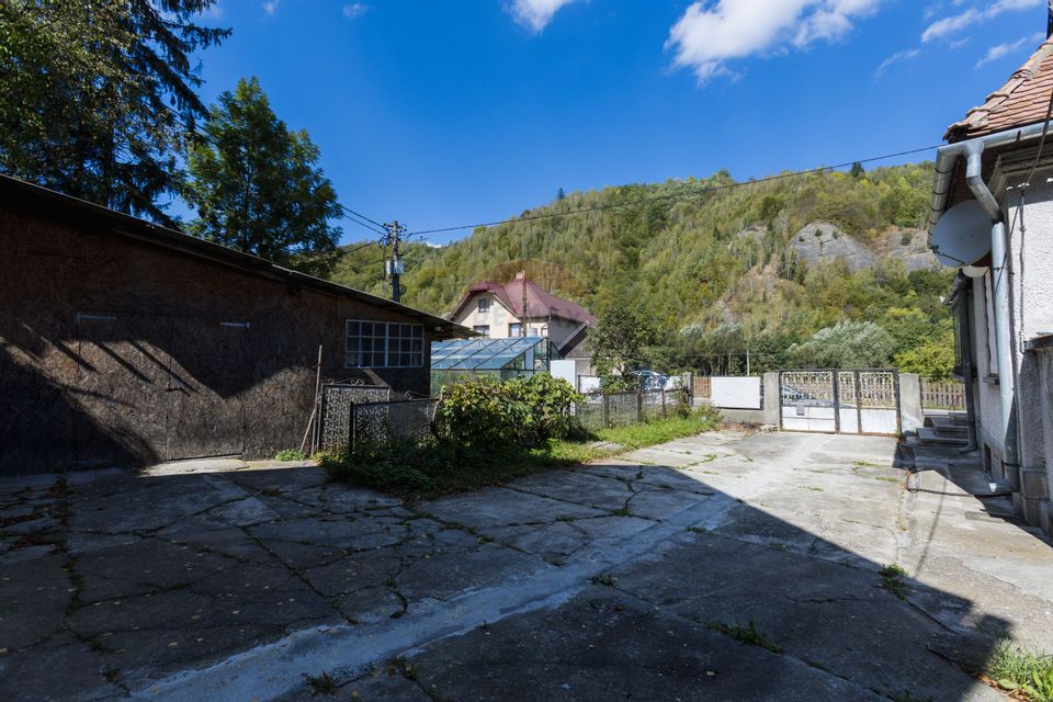 Doua Case de vanzare cu 5 camere + 3 camere,  stradal in Bran!