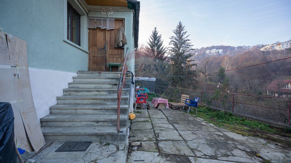 Property with impressive land of 1700sqm in Scheii Brașovului