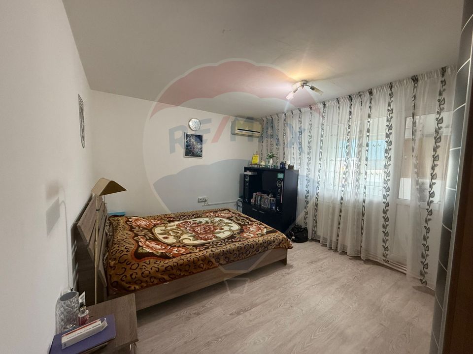 Apartament cu 3 camere de vânzare în zona Lapus