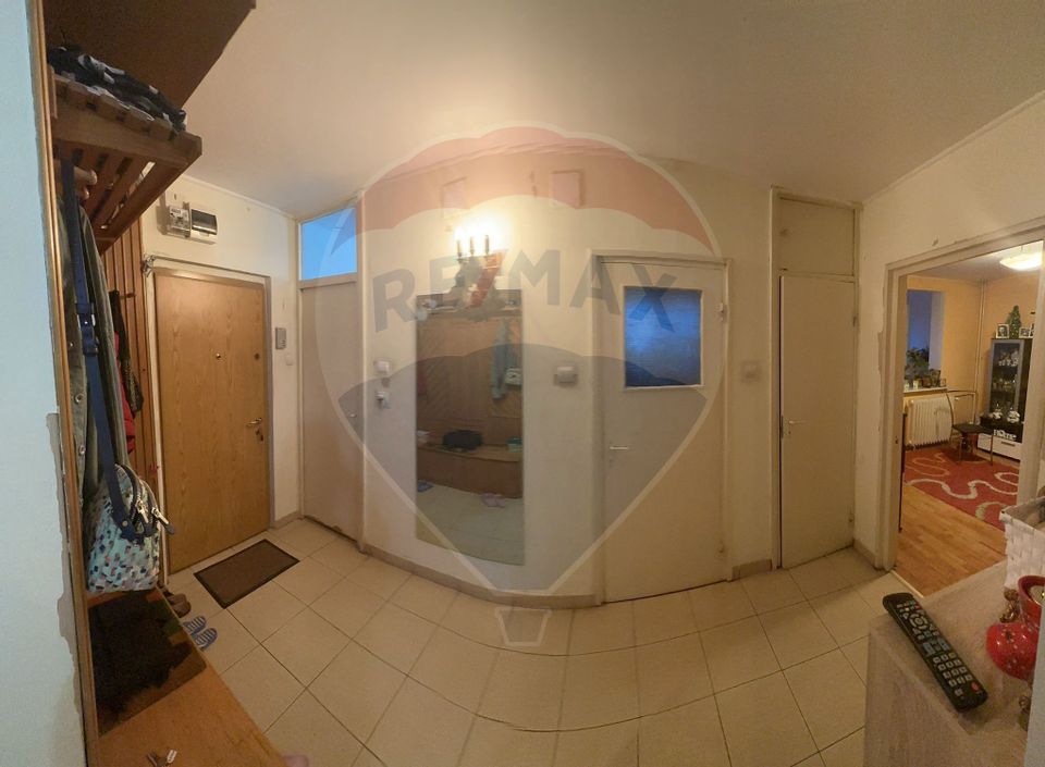 Apartament cu 4 camere de vânzare în zona Titan