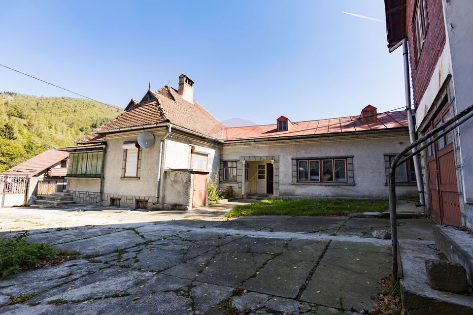 Doua Case de vanzare cu 5 camere + 3 camere,  stradal in Bran!