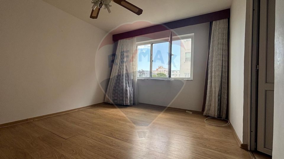 Apartament cu 3 camere de vânzare Mangalia gara