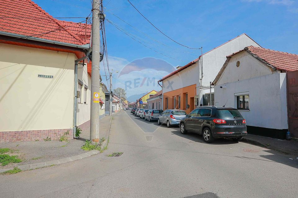 Apartament cu 2 camere de vânzare în zona Decebal, curte comună