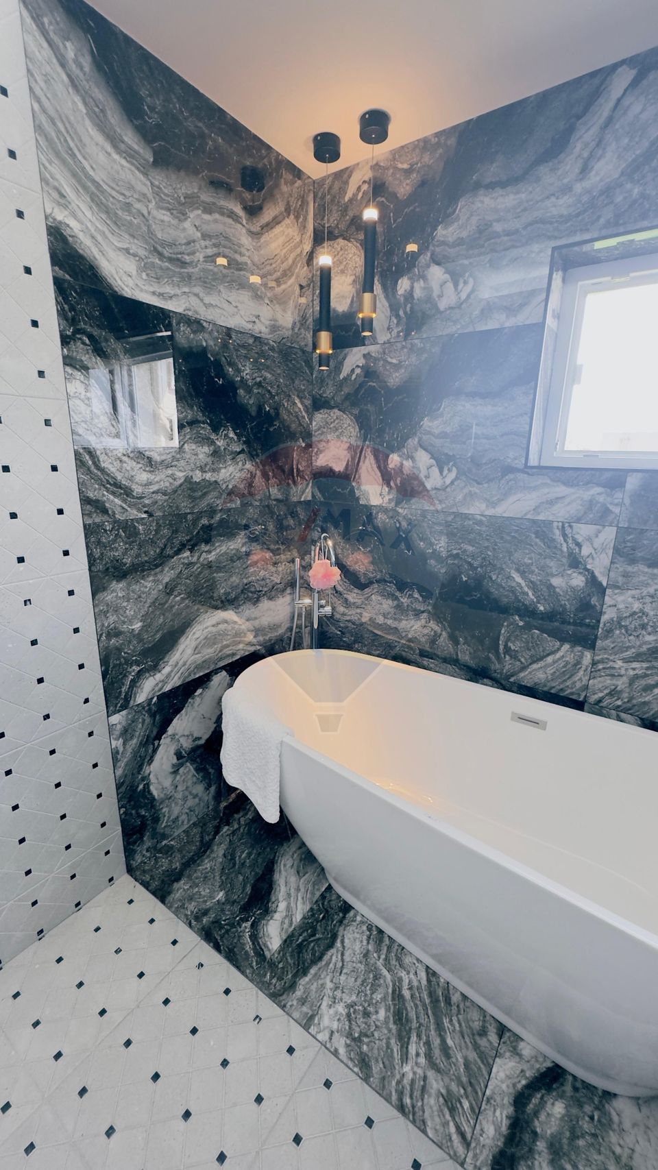 Proprietate premium în Filiași, locuință de lux cu spații comerciale