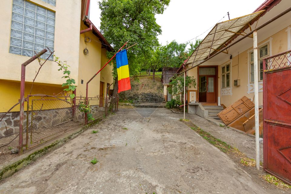 Două Case, O Singură Oportunitate – Viață Liniștită la Țară