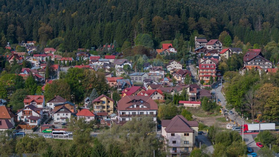 Hotel de 3 Stele Activ în Bușteni, cu Vedere Spre Munții Bucegi!