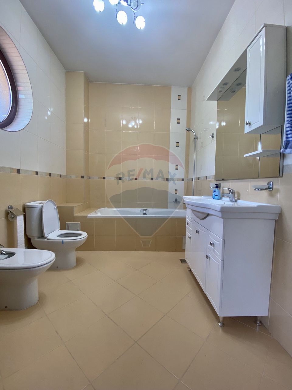 Casa / Vila cu 8 camere de închiriat în zona Aviatiei