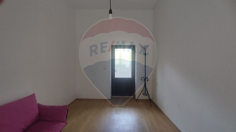 17sq.m Commercial Space for rent, Central area