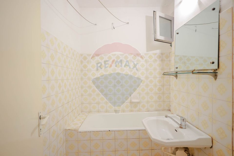 Apartament cu 3 camere de vânzare, în zona Rogerius