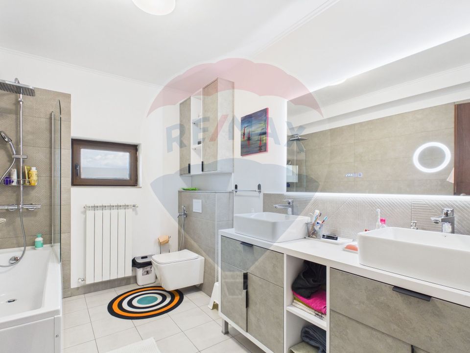 Modern villa 2011, with 5 rooms, 500sqm courtyard and garage