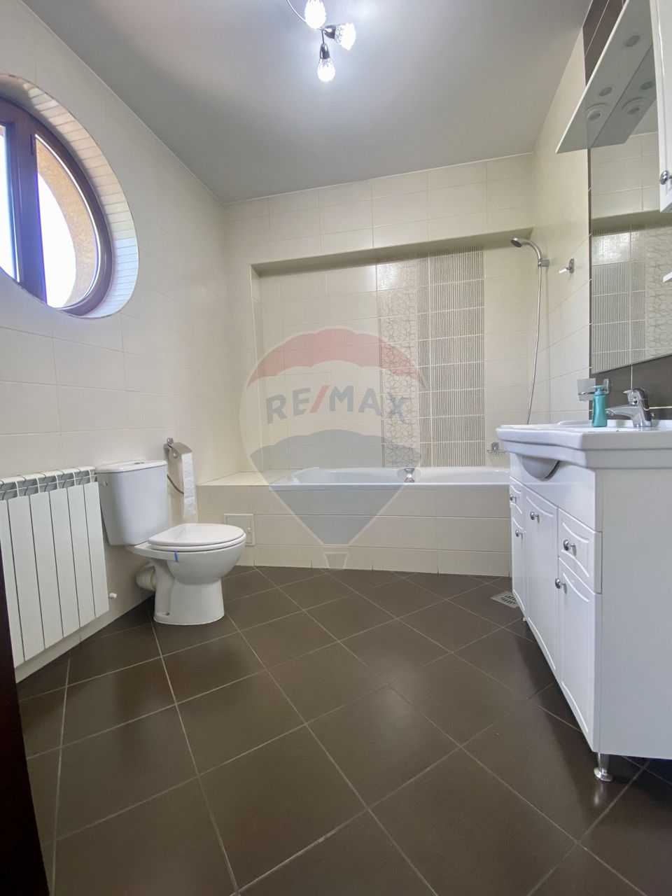 Casa / Vila cu 8 camere de închiriat în zona Aviatiei