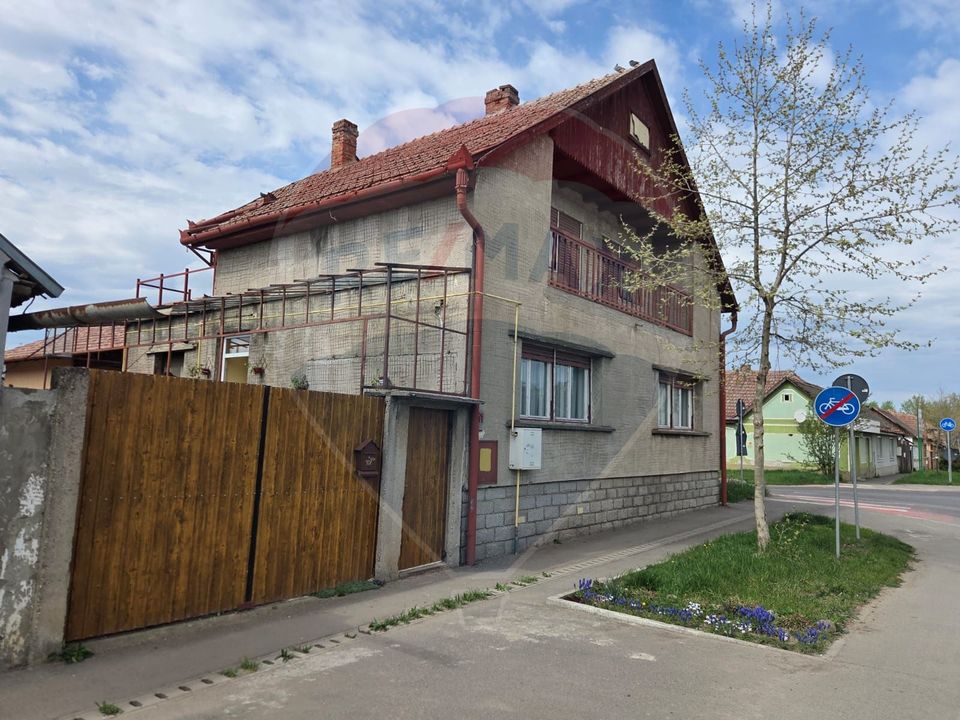 Casă cu etaj , curte proprie