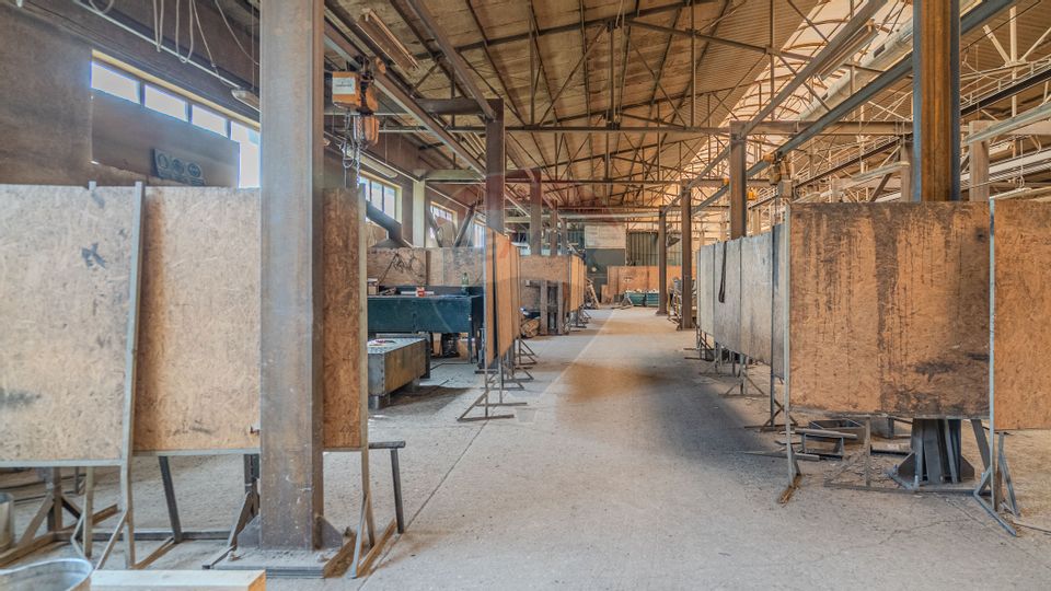 Spațiu industrial de 1,690mp, teren 3800 mp la 2 km de Brașov