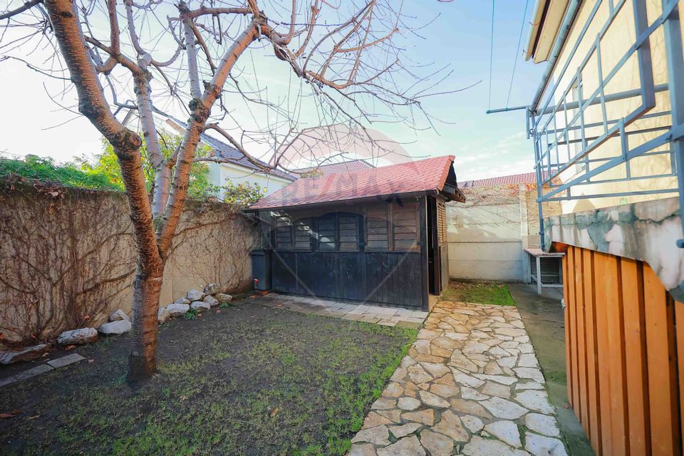 Casă Evreiască de Vânzare, Singur în Curte în zona Ultracentral