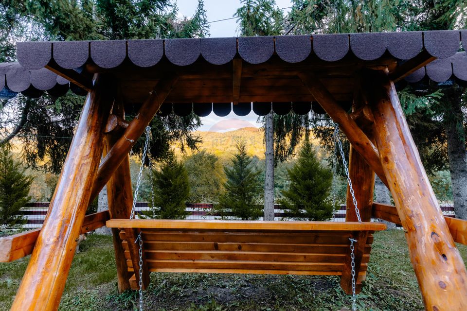 Vânzare pensiune renovată 2025 – 6 camere, Corbșori (Poenari)