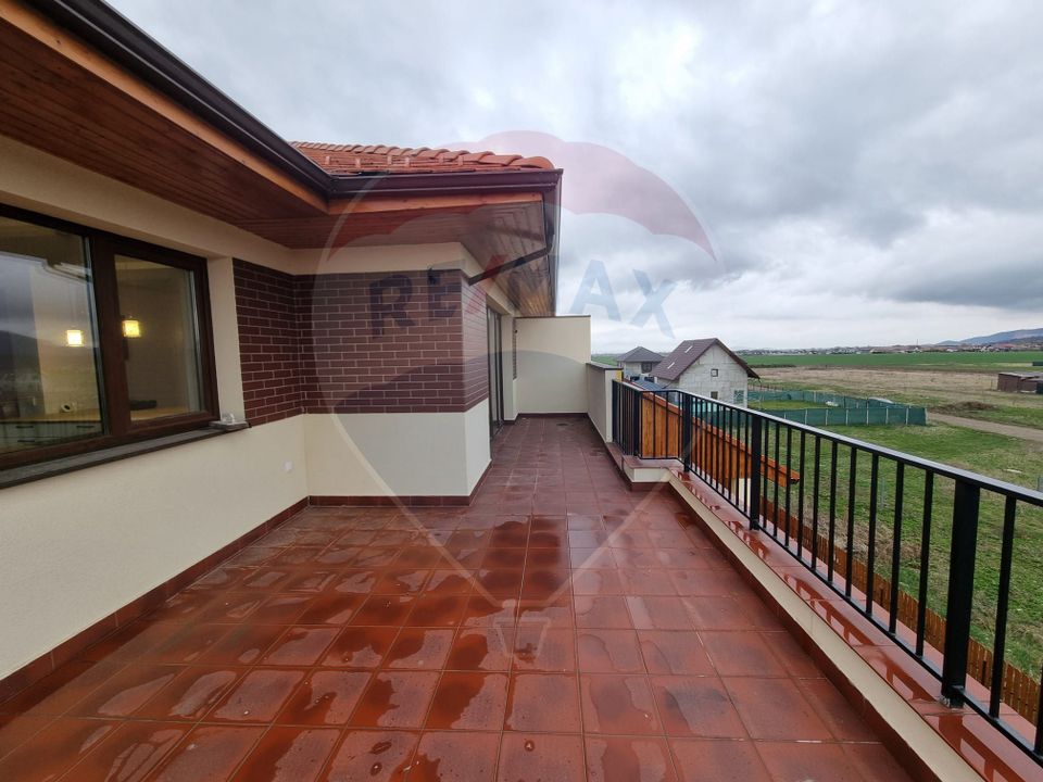 Penthouse 3 camere și loc de parcare, de închiriat, Cristian(REZERVAT)