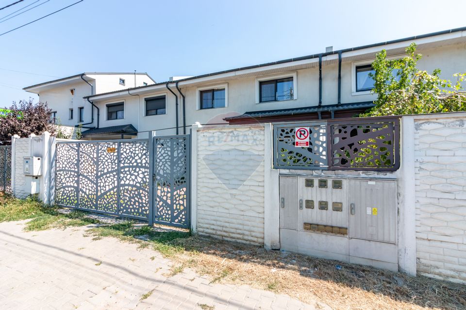 Casă / Vilă in Corbeanca,  toate utilitatile, strada principala