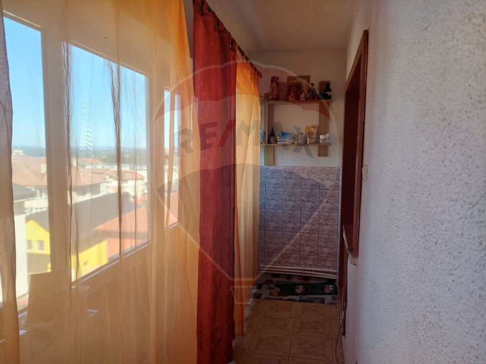 Apartament cu 4 camere decomandat de vânzare în Moinesti