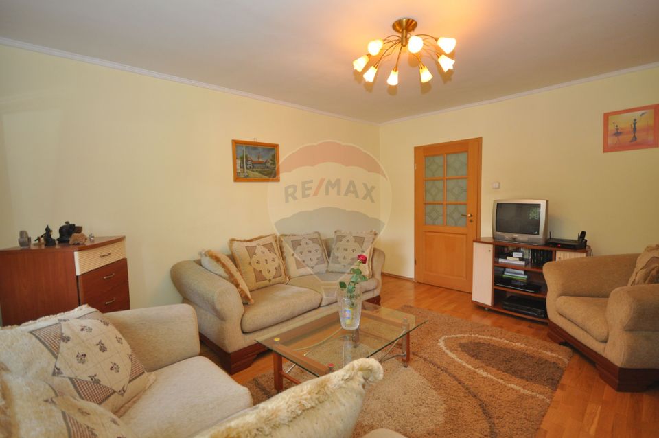 OFERTA REZERVATA Vanzare apartament cu 4  camere, pretabil. spatiu comercial.