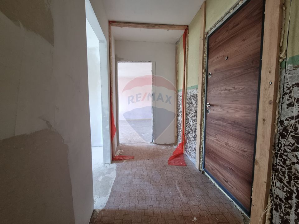 Apartament (de renovat) cu 2 camere de vânzare în Râșnov/Romacril