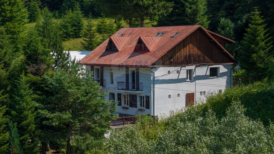 Vila cu potential turistic in Predeal privelisti si liniste montana