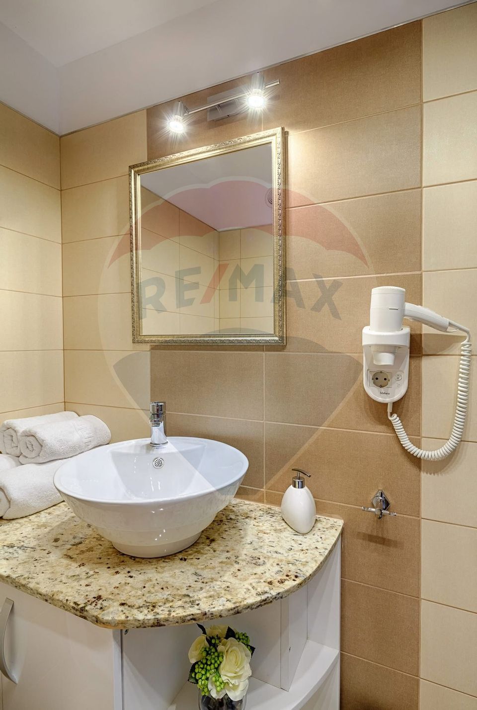1 room apartment, elevator, central