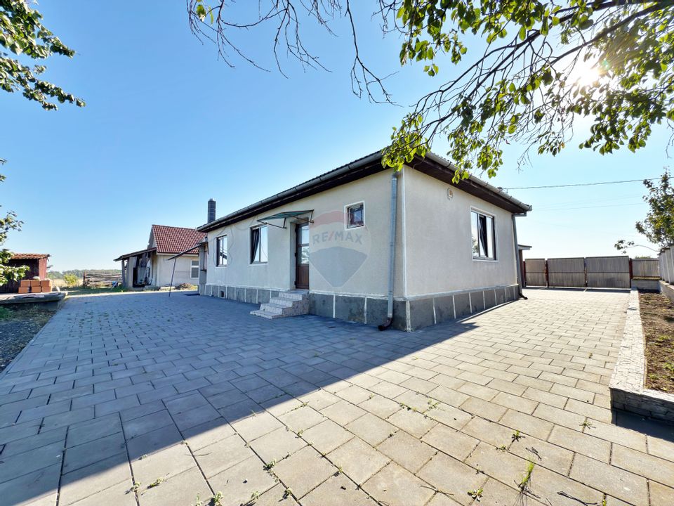 Casă cu 5 camere de vânzare loc. Frumușeni, jud. Arad