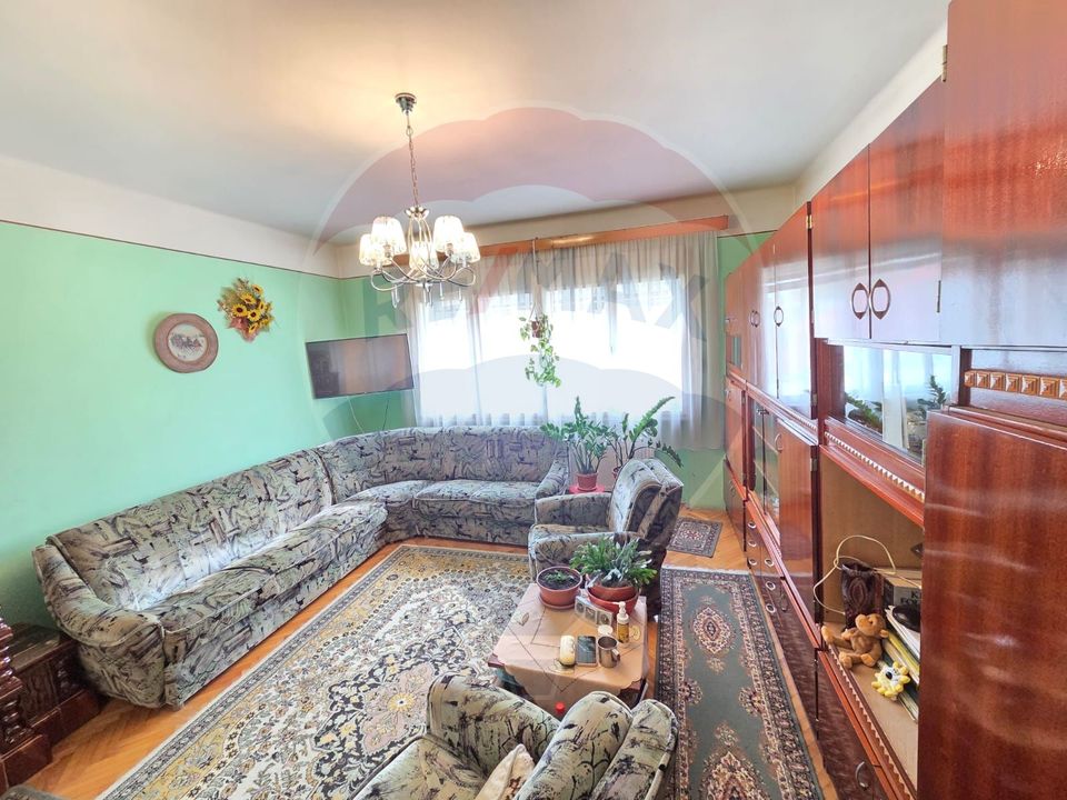 Casă cu etaj , curte proprie