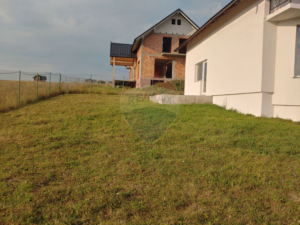 Casă / Vilă individuală cu 560 mp teren, de vânzare în Scheia, Suceava