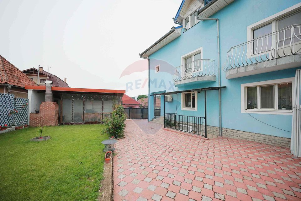 Pensiune cu 11 camere de vânzare, situată în Băile 1 Mai, Sânmartin