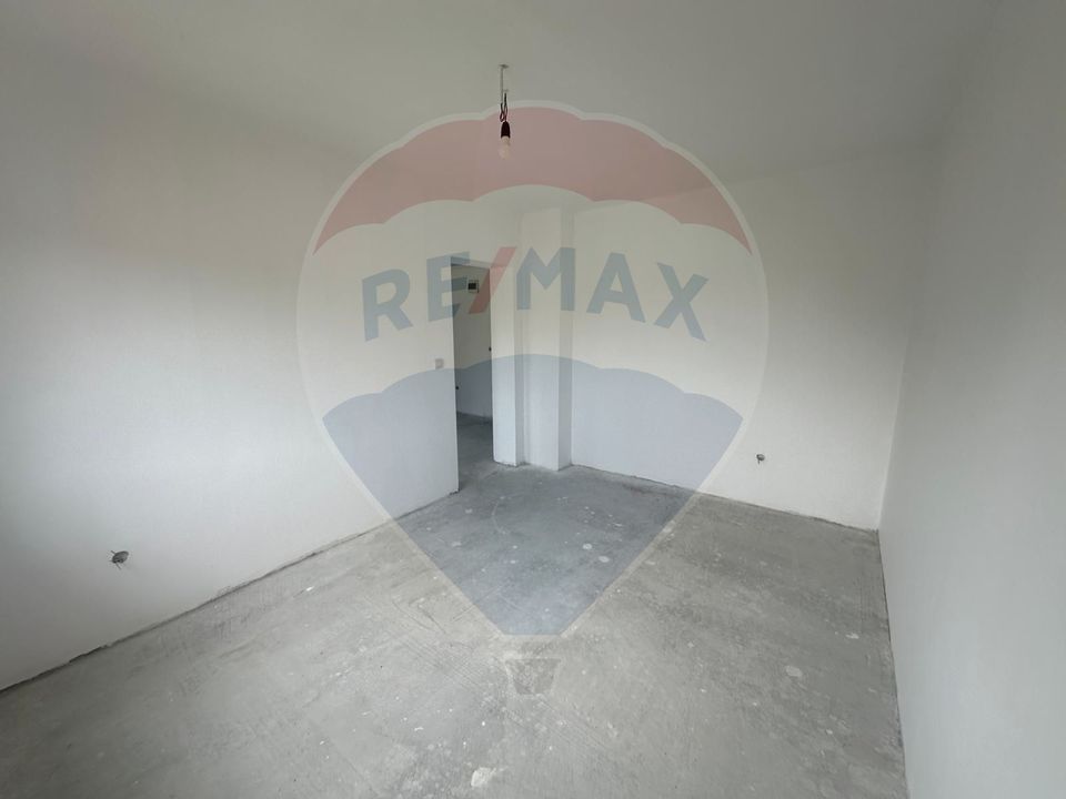 Apartament  de vânzare cu 3 camere, în apropiere de Băile Cojocna