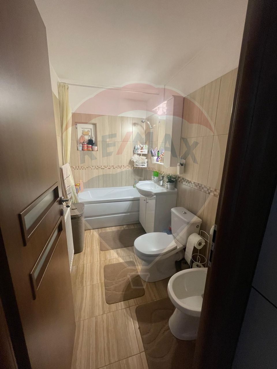 Apartament cu 3 camere de vânzare în zona Rovine