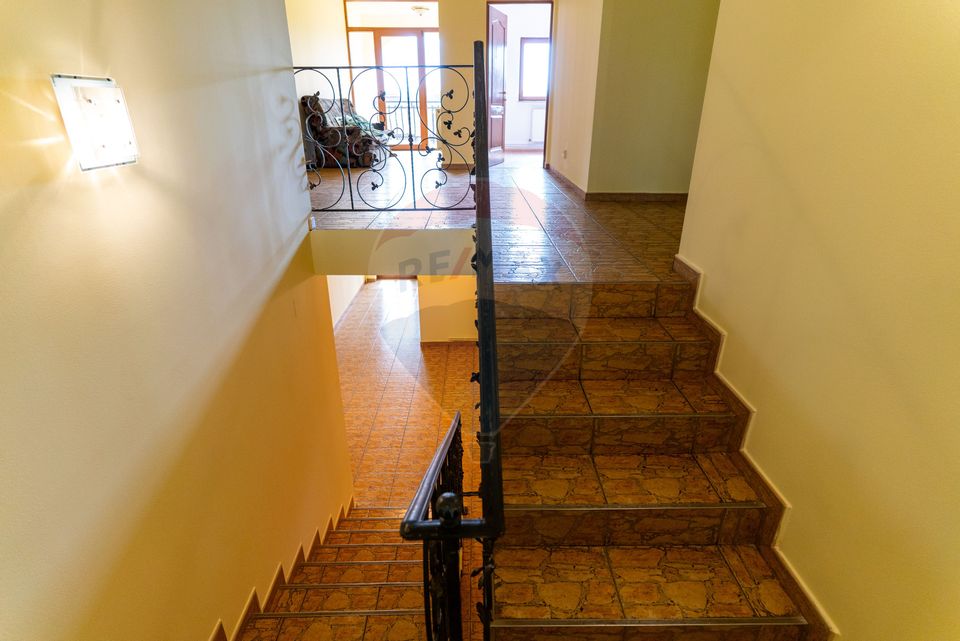 Vila /Pensiune 6 camere in Cristur, jud Hunedoara