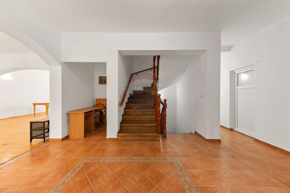 DE INCHIRIAT  Vilă cu 14 camere PIPERA/VOLUNTARI/ROND OMV