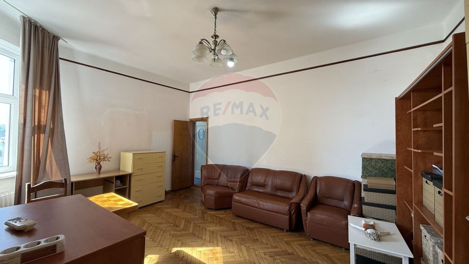 Duplex cu 9 camere de vânzare în zona Peninsula. D+P+E
