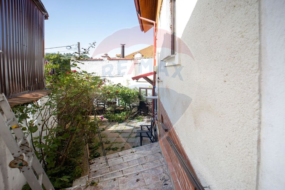 Casă cu 3 camere de vânzare în zona Schei