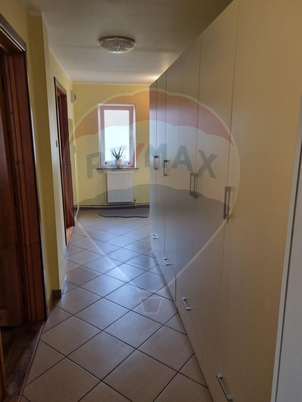 Apartament cu 3 camere de vânzare în zona Central Radauti
