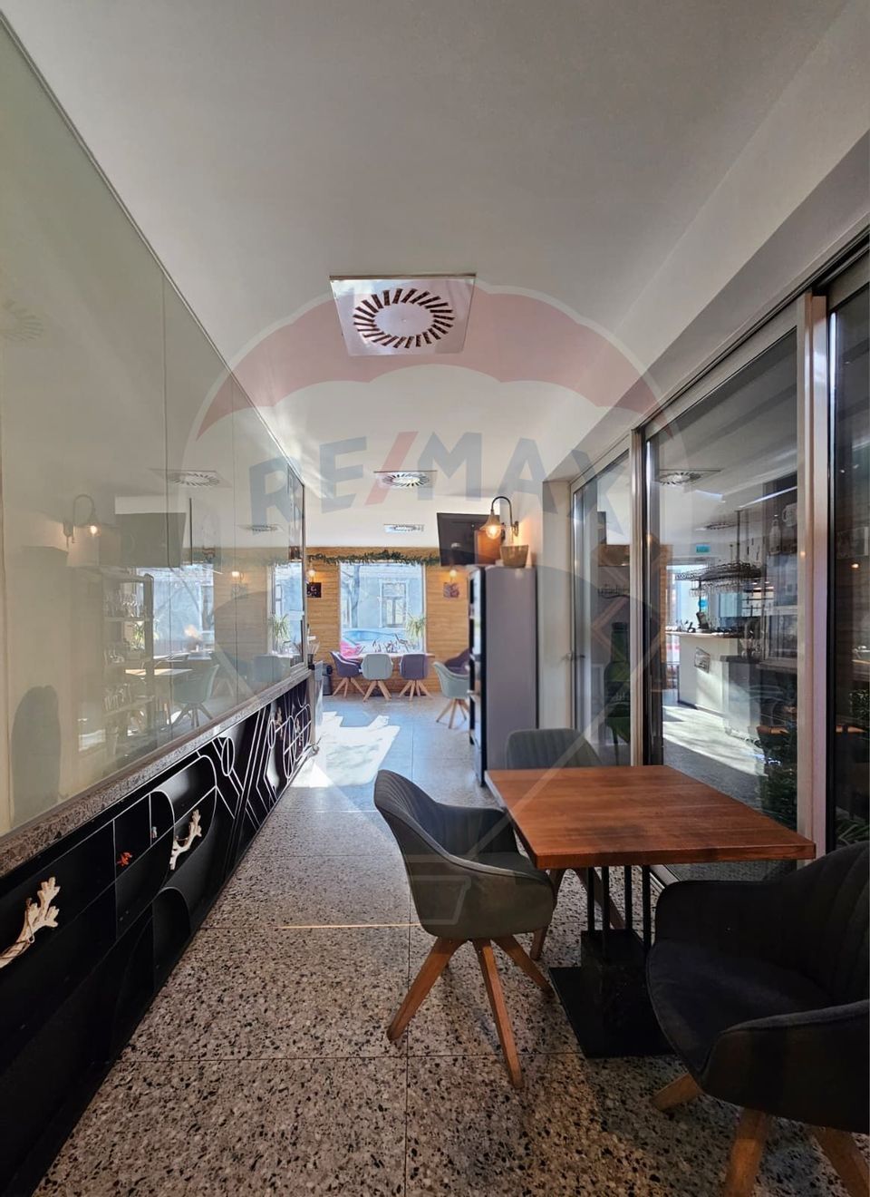 85sq.m Commercial Space for rent, Ultracentral area